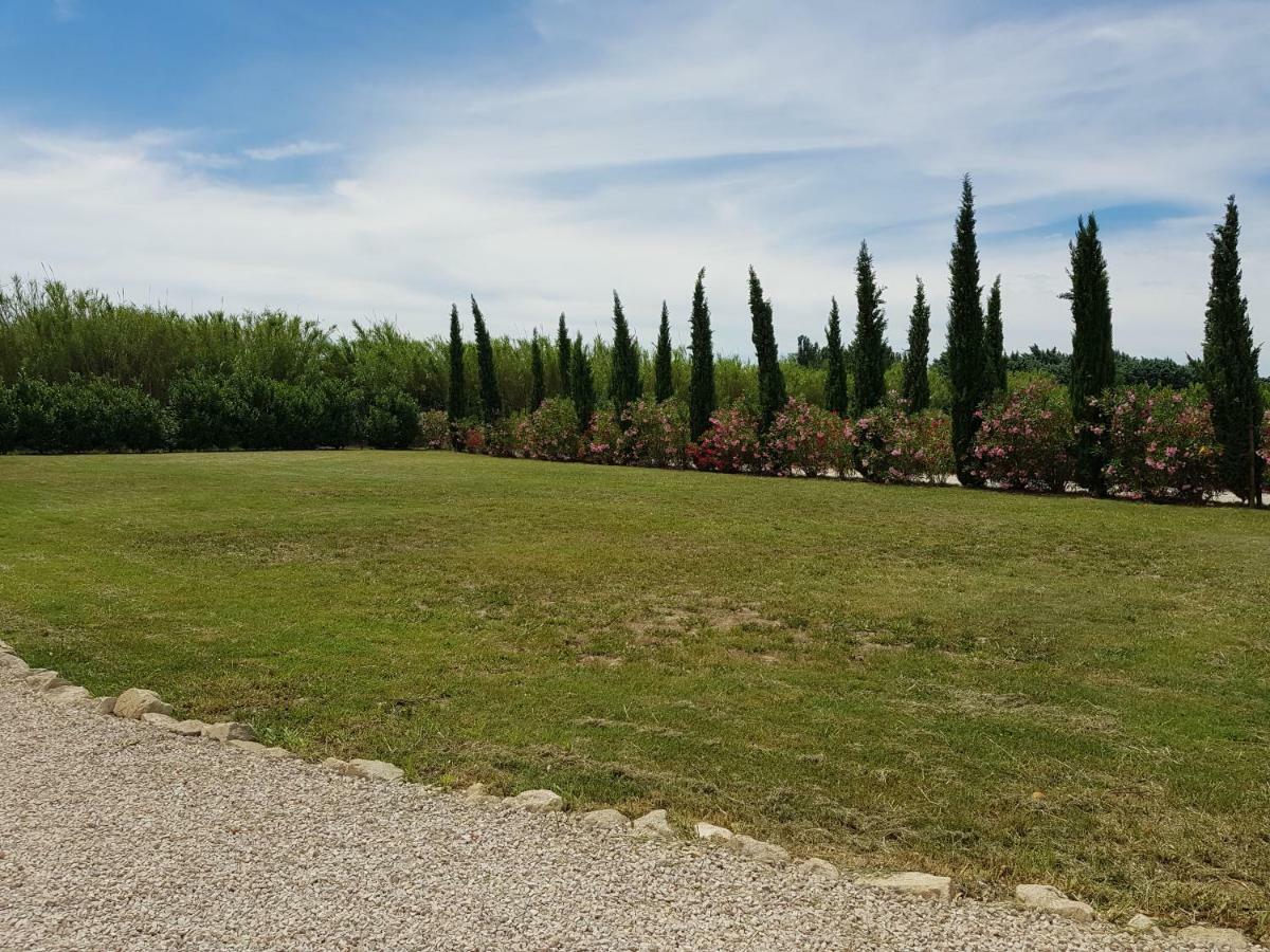 Le Mas Saint Jean Mézoargues 外观 照片